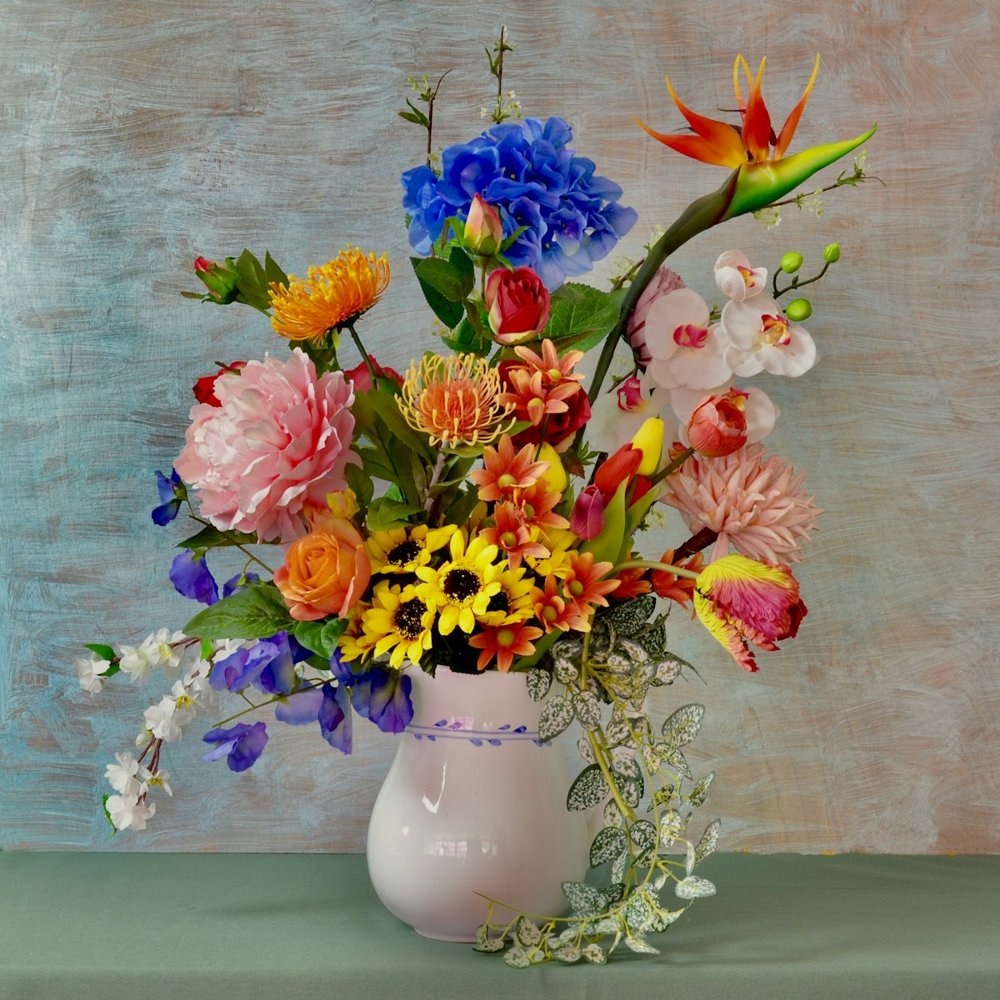 Bouquet de roses, de lys et de fleurs variées dans un vase
